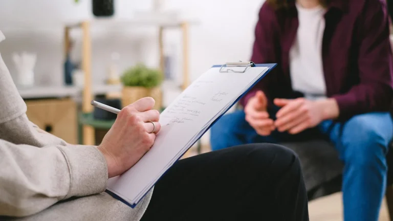 Understanding the Key Differences of Psychologists vs Psychotherapists: Key Practices in Ontario and When to Choose Which